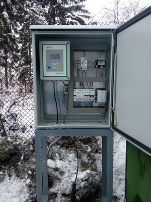 Open channel doppler wall-mounted ultrasonic flow measurement devices